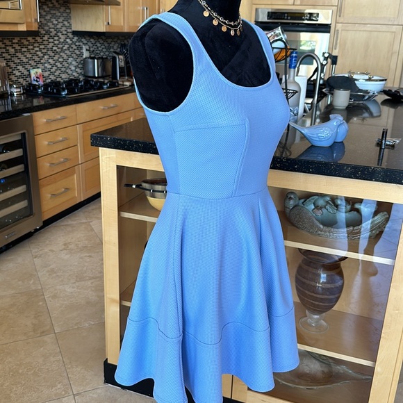 BABY BLUE LULUS FIT AND FLARE DRESS. SIZE SMALL.  ADORABLE - Picture 4 of 7